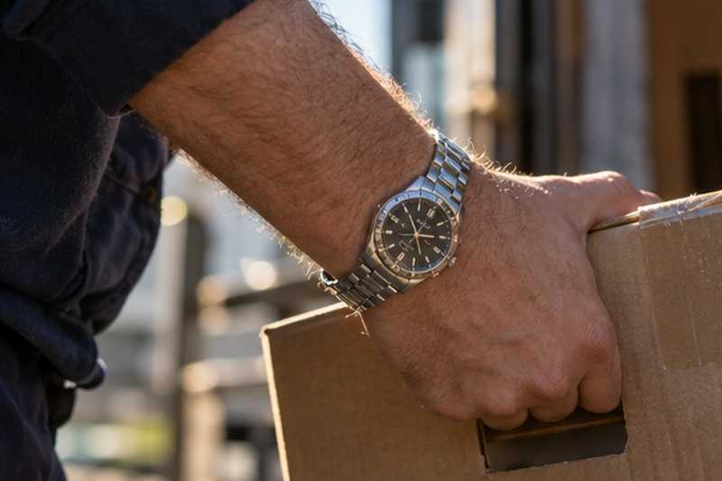 Montre au poignet pendant le chargement