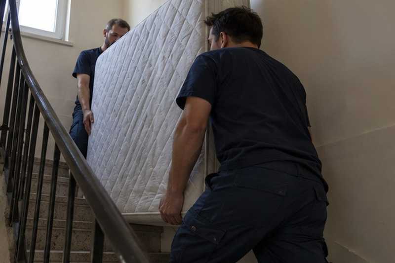 Matelas monté par l’escalier de service : chantier Rue Alphonse Lubin
