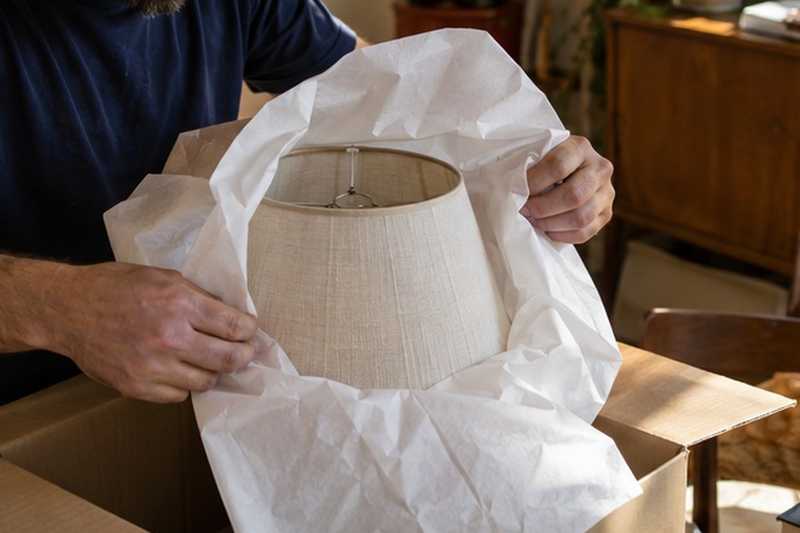 Abat-jour enveloppé de papier de soie