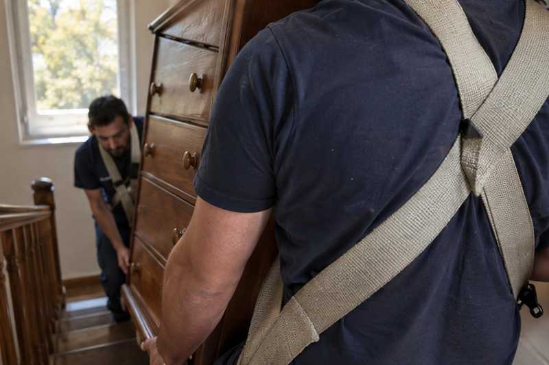 Commode portée aux sangles d’épaule : chantier Rue de Reims