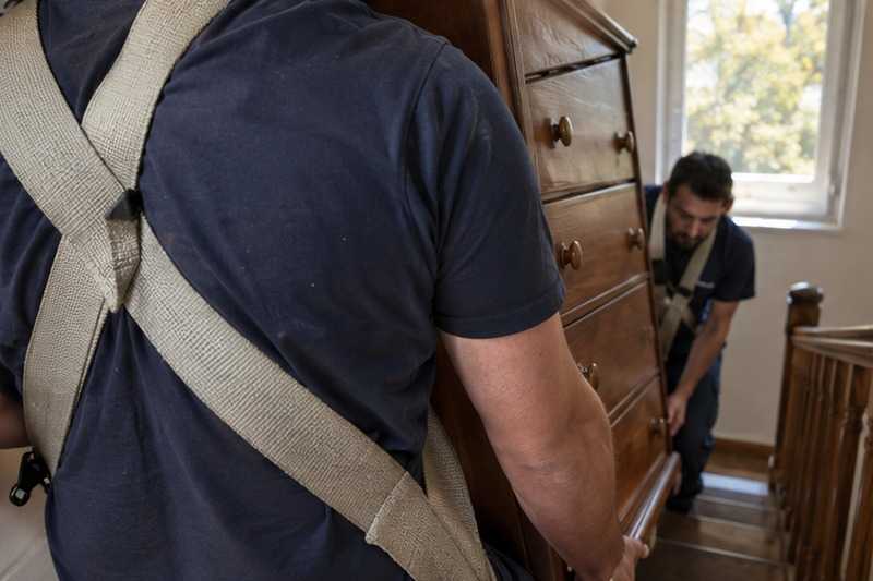 Commode portée aux sangles d’épaule : chantier Avenue du Général de Gaulle