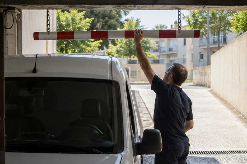 Barre de hauteur à l’entrée du parking : chantier Rue Castelnau