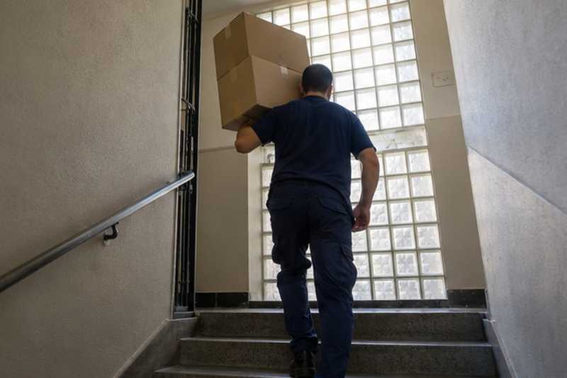 Cartons montés dans une cage en béton : chantier Rue Alfred de Musset