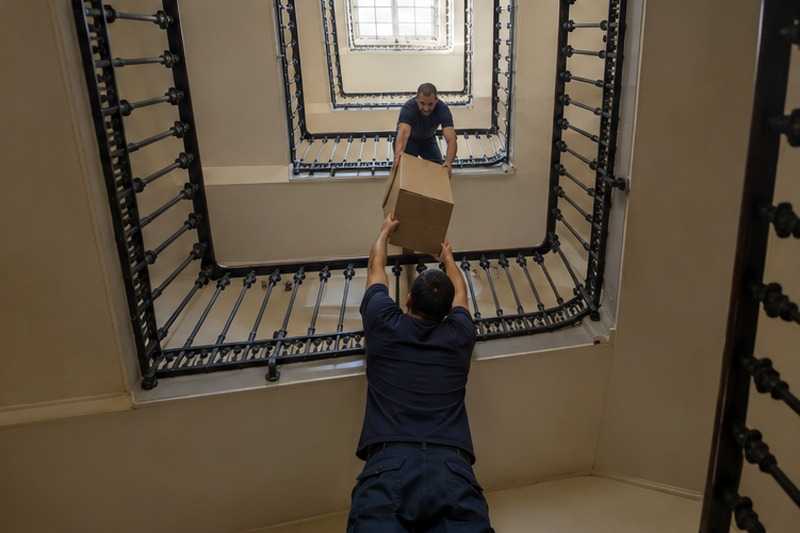 Chaîne de cartons dans la cage d’escalier : chantier Rue Claude Debussy