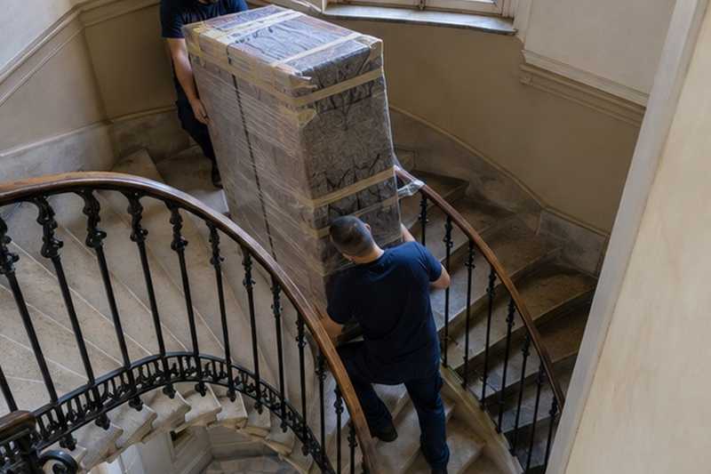Armoire descendue dans un escalier tournant : chantier Rue de la Bièvre