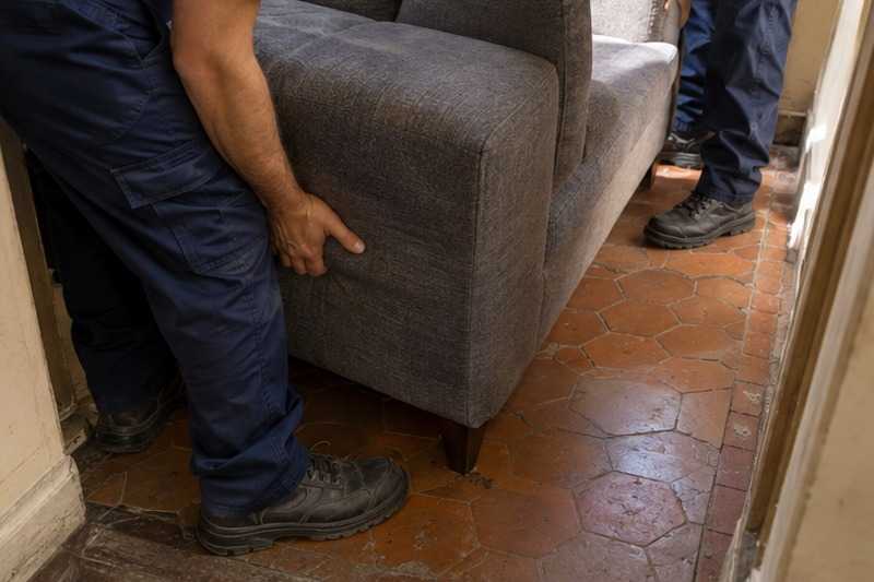 Canapé pivoté sur un palier étroit : chantier Rue de Rosignano Marittimo