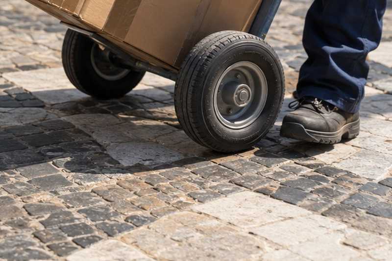 Roues du diable sur le dallage
