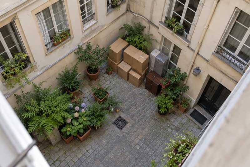 Cartons dans une courette : chantier Rue Alfred Kastler