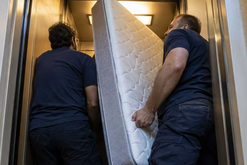 Matelas en diagonale dans la cabine : chantier Rue Benoît Malon