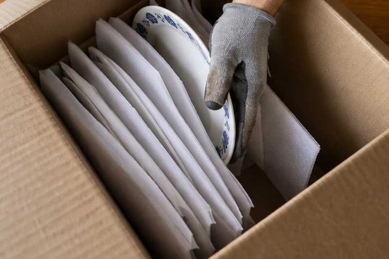 Assiettes posées sur la tranche
