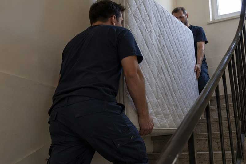 Matelas monté par l’escalier de service : chantier Avenue Antoine Watteau