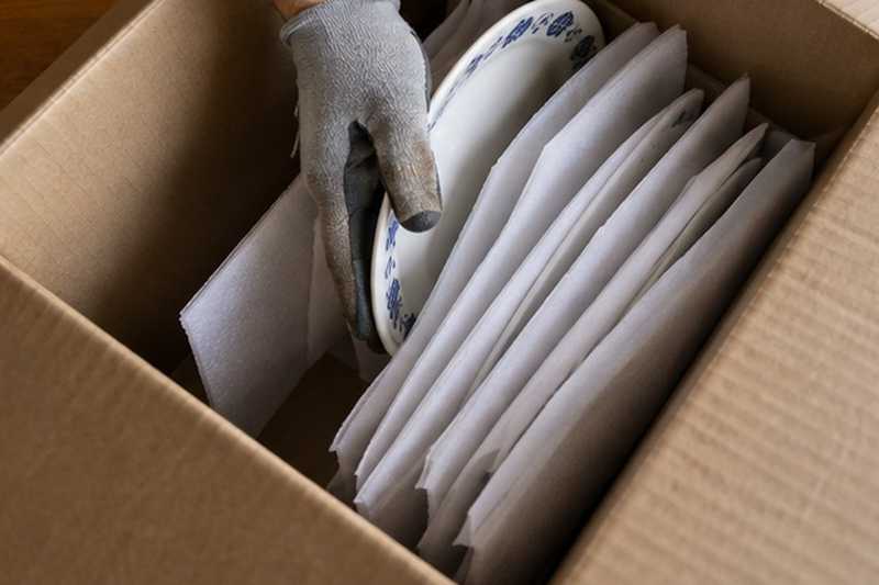 Assiettes posées sur la tranche