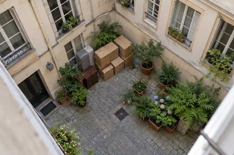 Cartons dans une courette : chantier Rue de Pretoria