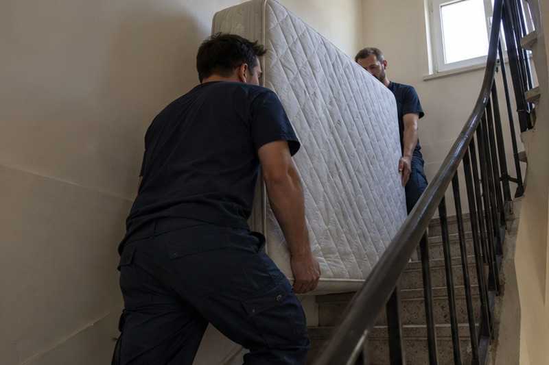 Matelas monté par l’escalier de service : chantier Rue Albert Georges