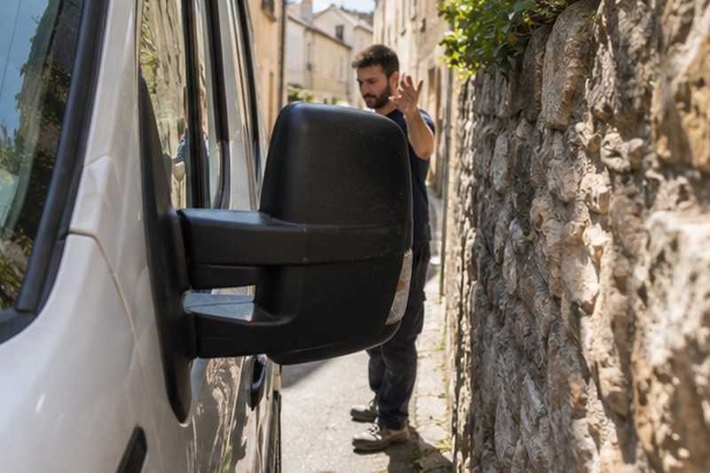 Rétroviseur frôlant le mur