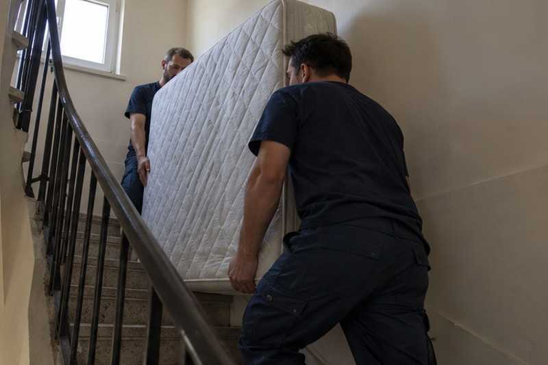 Matelas monté par l’escalier de service : chantier Rue Adrien Jacques