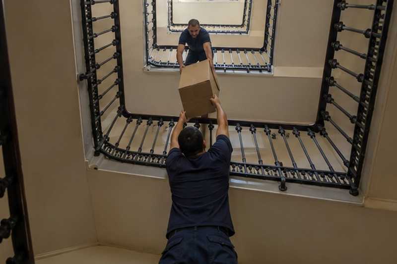 Chaîne de cartons dans la cage d’escalier : chantier Rue Ampère