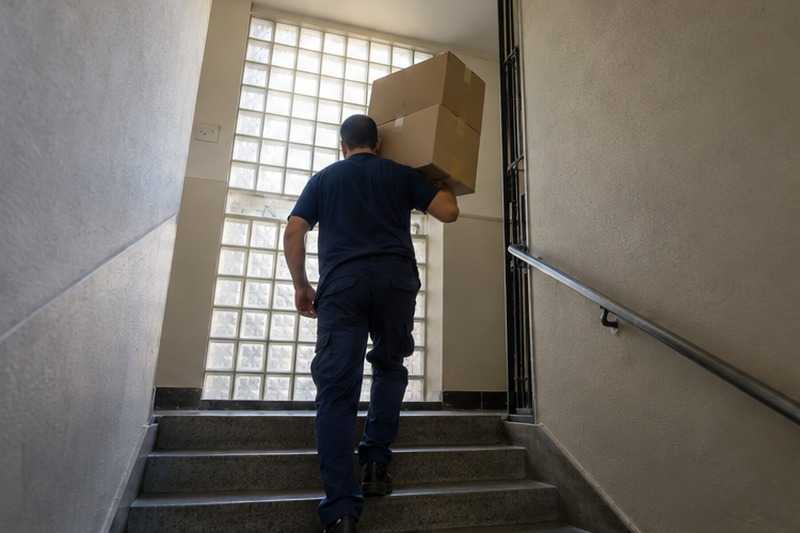 Cartons montés dans une cage en béton : chantier Rue Baudin