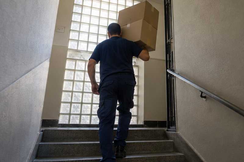 Cartons montés dans une cage en béton : chantier Rue Arago