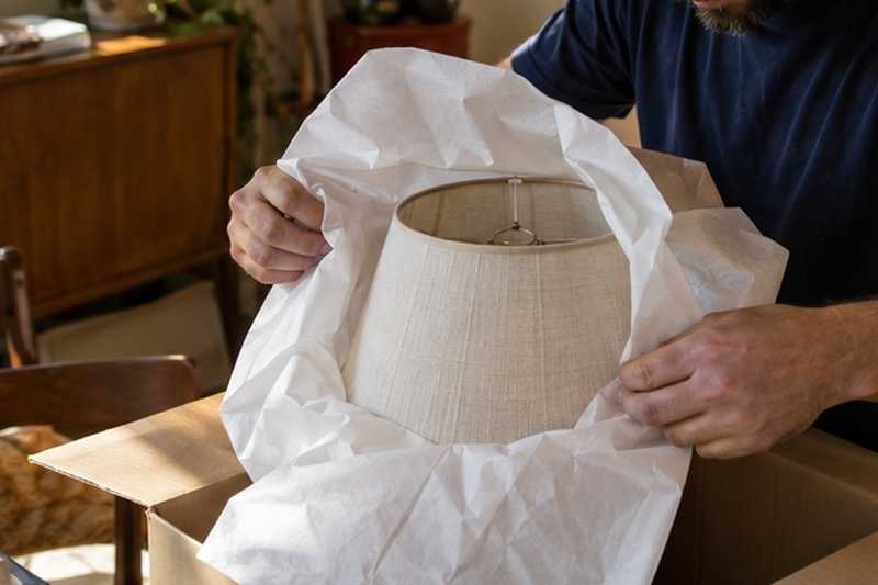 Abat-jour enveloppé de papier de soie