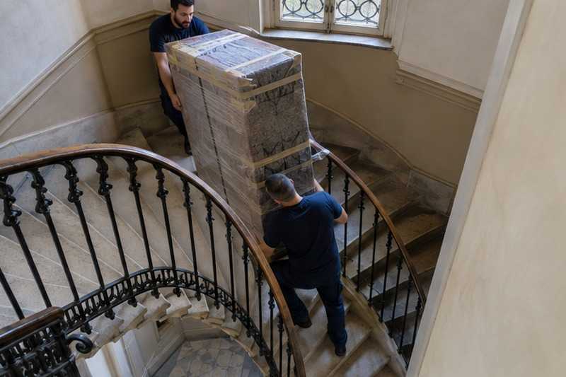 Armoire descendue dans un escalier tournant : chantier Rue Albert Einstein