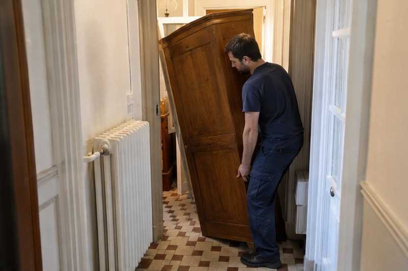 Armoire inclinée dans un hall exigu : chantier Rue Calmette