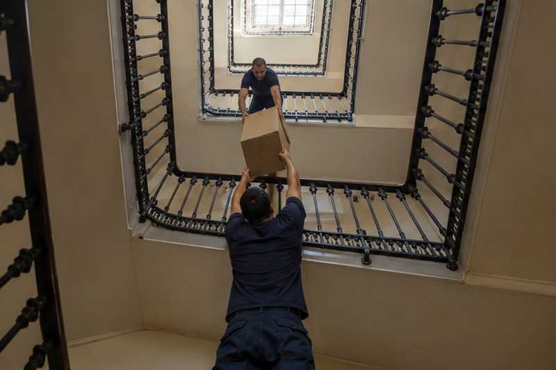 Chaîne de cartons dans la cage d’escalier : chantier Rue d’Yerres