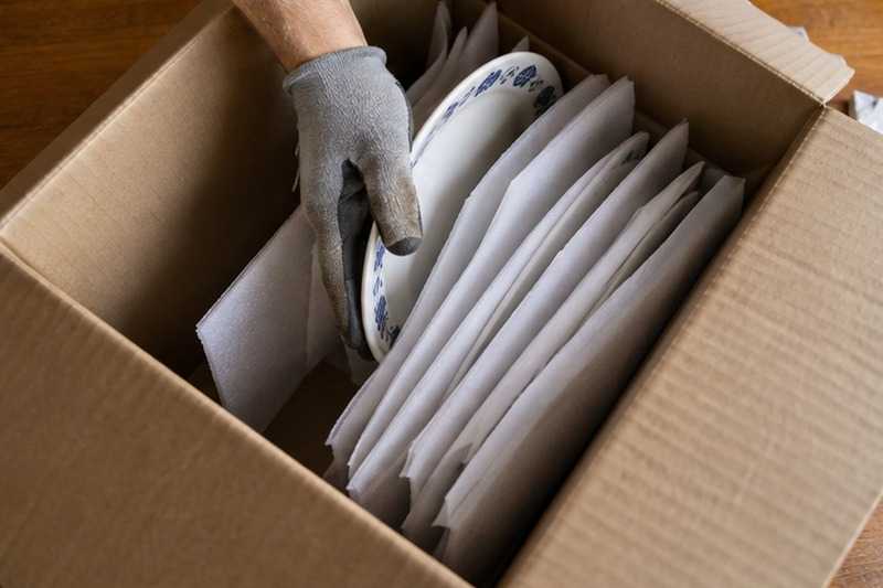 Assiettes posées sur la tranche