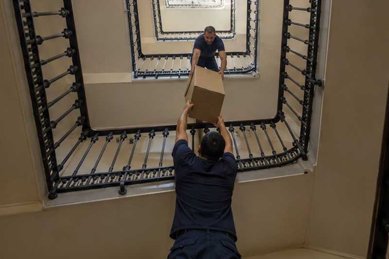 Chaîne de cartons dans la cage d’escalier : chantier Rue Alexandre III