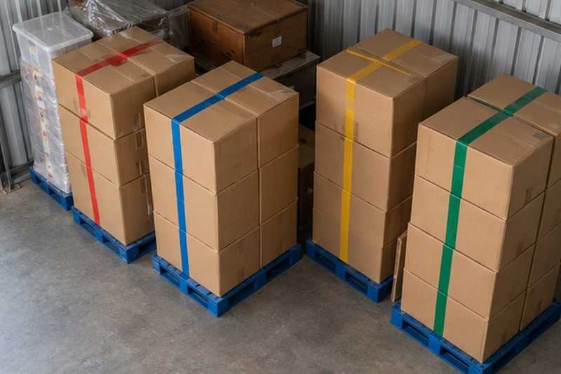 Cartons sur palettes repérés par couleur : chantier Rue Anatole France