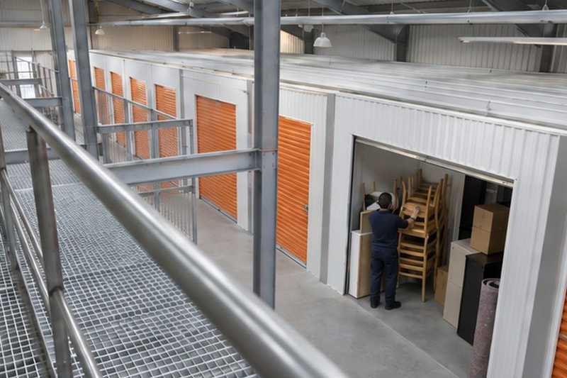 Coursive en mezzanine au-dessus des box : chantier Rue de Reims