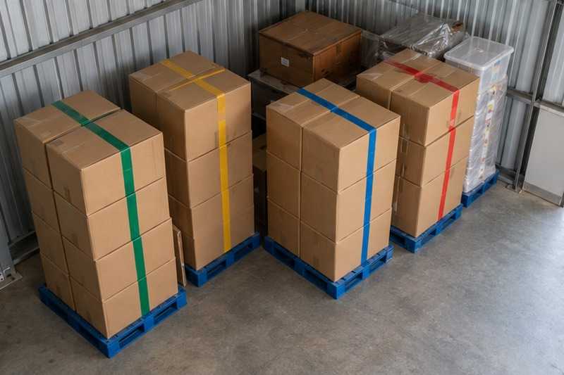 Cartons sur palettes repérés par couleur : chantier Rue Albert Lecocq