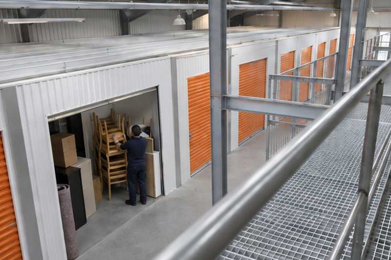 Coursive en mezzanine au-dessus des box