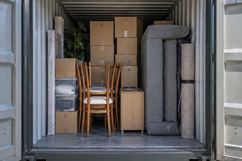 Box rangé avec le canapé debout : chantier Rue Adam