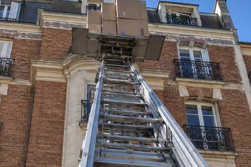 Échelle contre une façade en brique, Champigny-sur-Marne