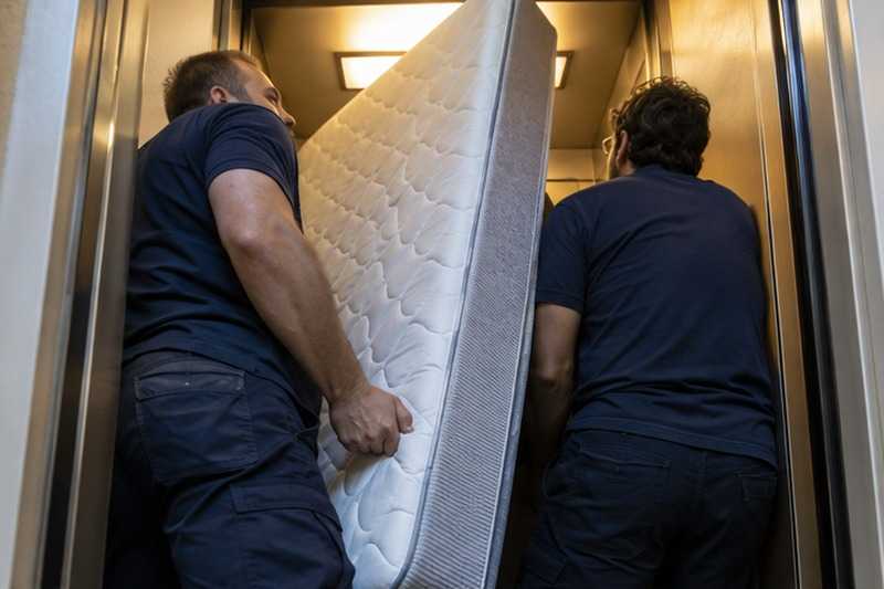 Matelas en diagonale dans la cabine : chantier Rue Albert Camus
