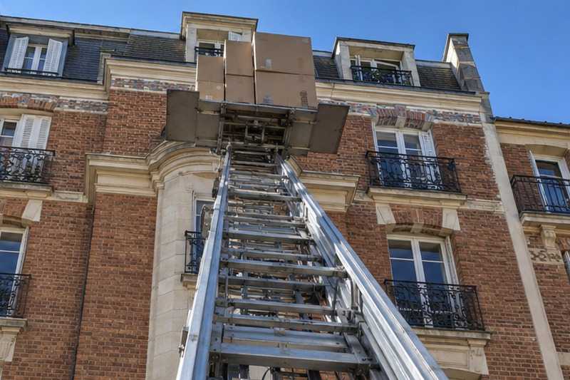 Échelle contre une façade en brique : chantier Rue Alexandre Dumas