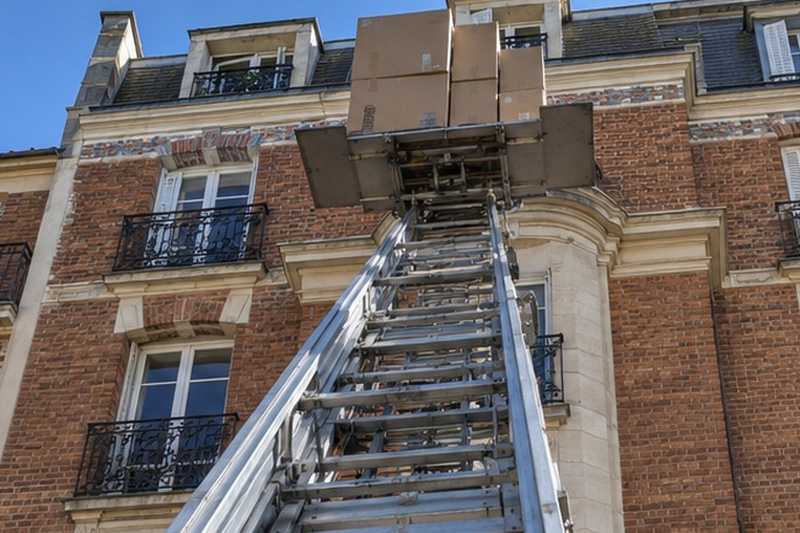 Échelle contre une façade en brique : chantier Rue André Maginot